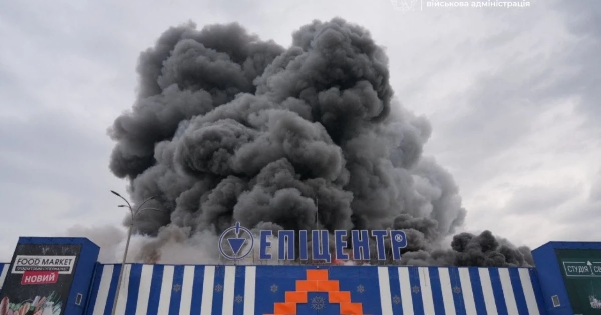 Запоріжжя після удару по «Епіцентру»: пошкодження будівлі та пожежа тривають
